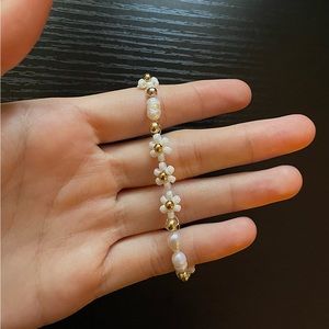 White and gold beaded flower bracelet🤍